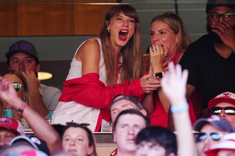 Viral video captures Travis Kelce, Taylor Swift leaving Kansas City stadium together